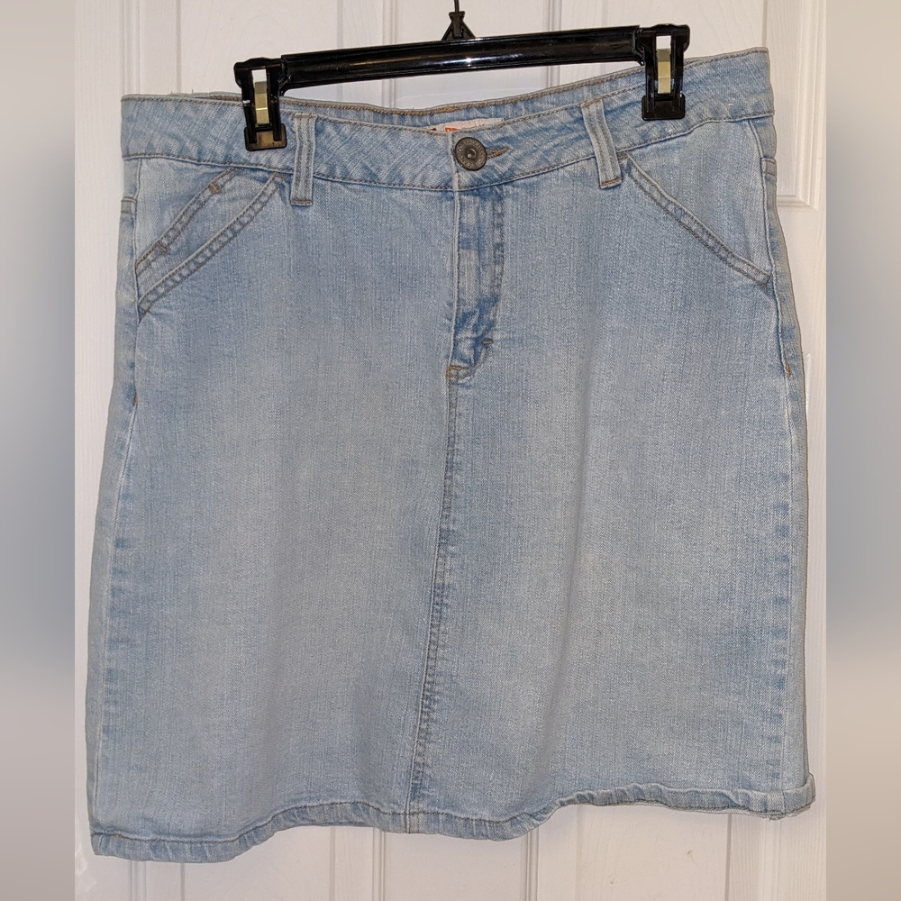 Junior's Denim Skirt, Size 10 Good condition, so stains or rips